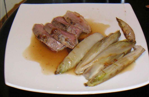 Magret de canard sauce miel / pain d'épice et ses endives sautées