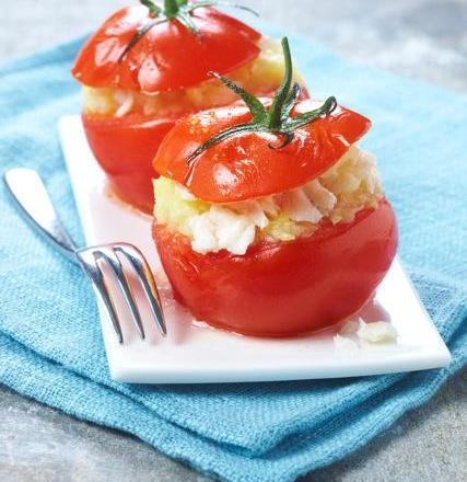 Tomates farcies à la compotée de pommes de terre et merlu