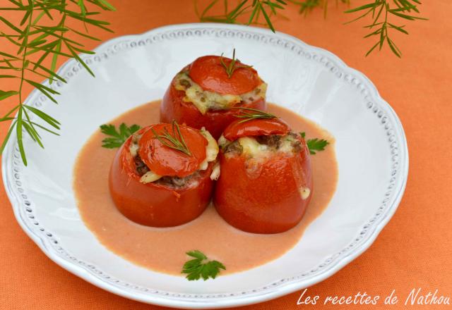 Tomates farcies aux risone et à la viande, sauce crémeuse tomate et balsamique