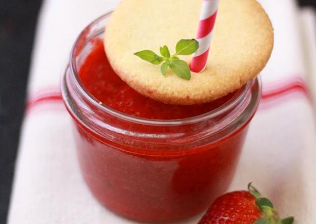 Soupe de fraises au basilic au basilic et son sablé aux amandes