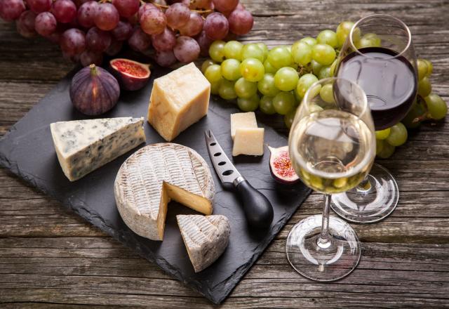 Vin blanc ou vin rouge : lequel s’accorde en réalité le mieux avec les fromages ?