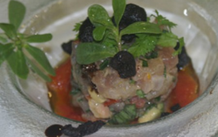 Tartare de thon rouge aux herbes, avocat, oignons nouveaux & tomates de Marmande confites