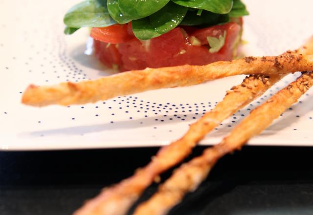 Tartare de tomates et pousses d’épinards, grissinis au cumin