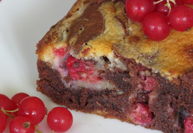 Brownie aux deux chocolats et aux groseilles