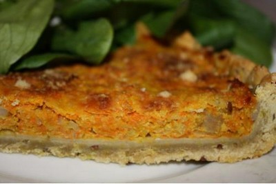 Tarte topinambours, carotte et courge, pâte à la farine bise, au curcuma et aux graines de lin.