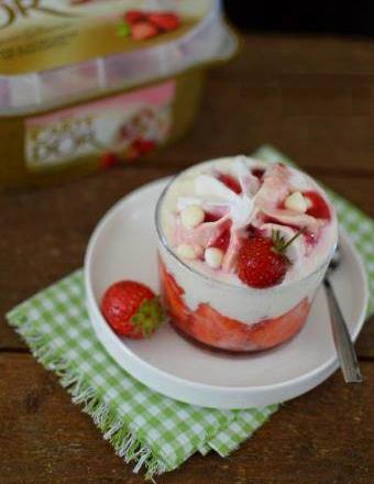 Tiramisu glacé aux fruits rouges & glace Carte d'Or® façon glacier fraise et morceaux de meringue