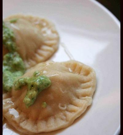 Raviolis au poulet et au fromage de brebis, sauce aux fleurs d'ail des ours