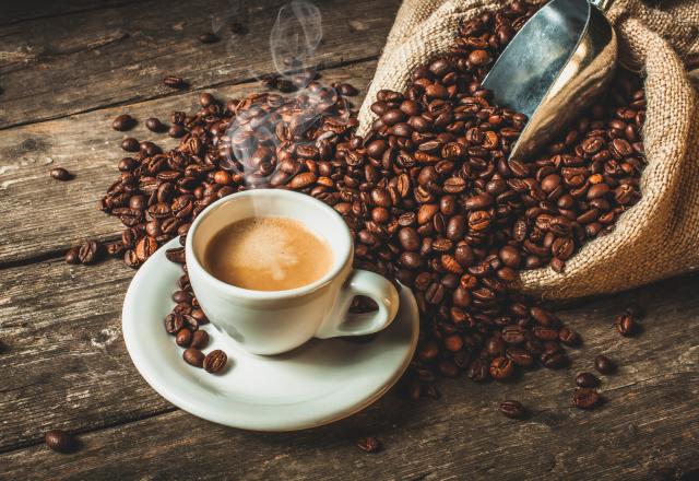 Combien de temps conserver son café moulu ou en grains ? Un spécialiste livre ses recommandations !