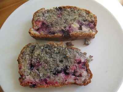 Cake aux fruits rouges, banane et zestes de citron