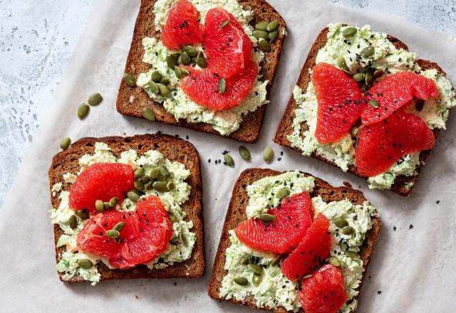 Tartines avocat, cottage cheese et pomelo