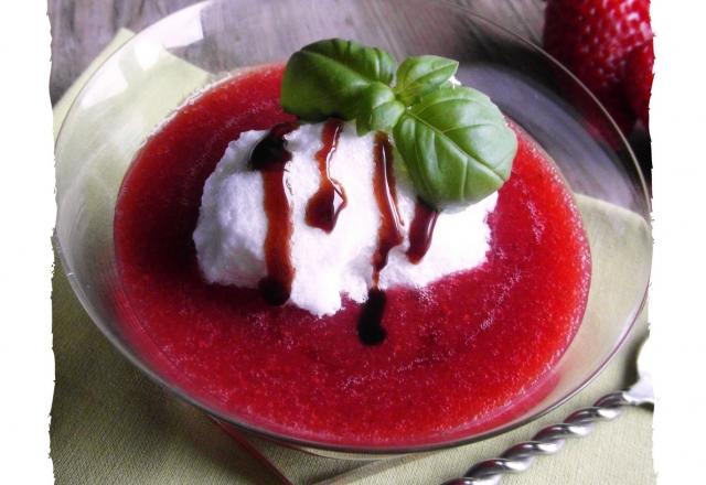 Île flottante sur coulis de fraise au basilic