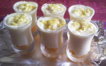 Mousse au citron avec morceaux d'abricots