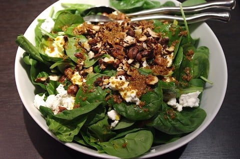 Salade d'épinards au chèvre et aux noisettes