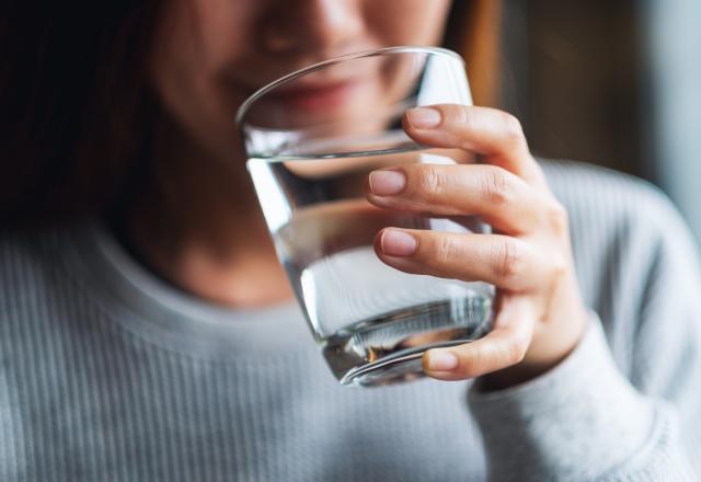 Boire de l’eau en cas de fringale : bonne ou mauvaise idée ?