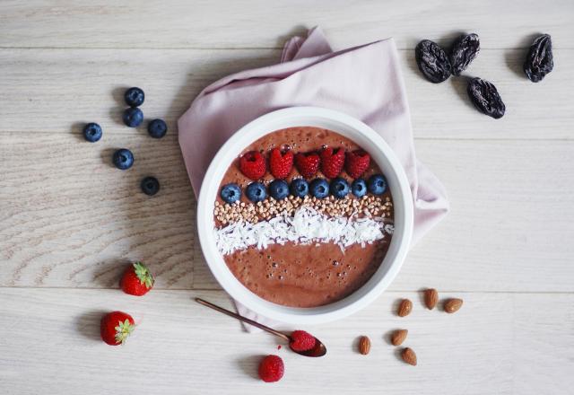 Smoothie bowl et jus de pruneau