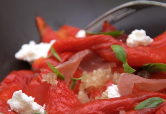 Salade tiède de poivrons grillés au jambon de parme et chèvre frais