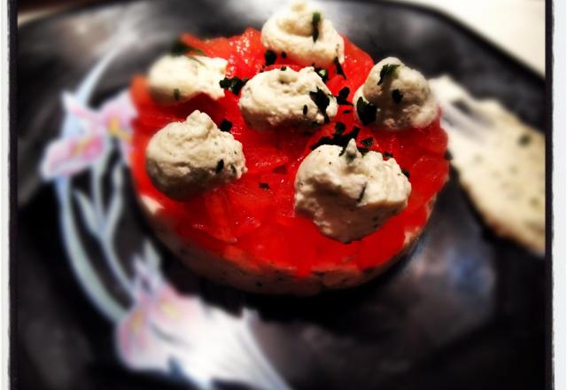 Tartare de tomate et sa mousse de chèvre frais