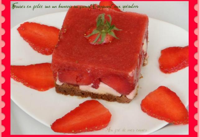 Fraises en gelée sur un bavarois au yaourt et croquant aux spéculoos