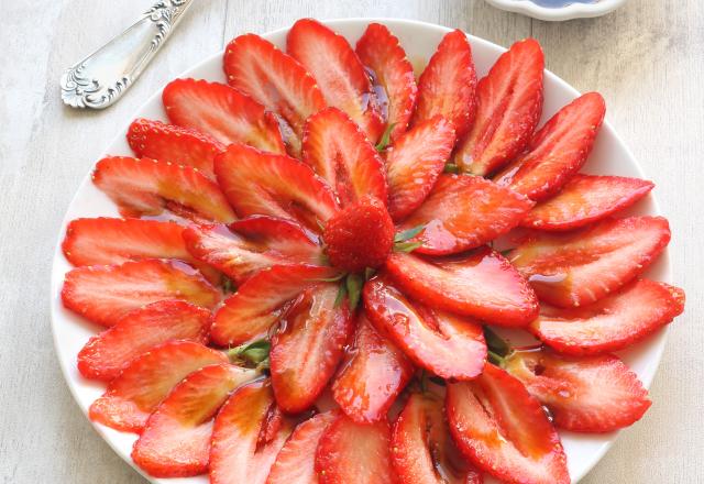 Carpaccio de fraises à la mélasse de grenade