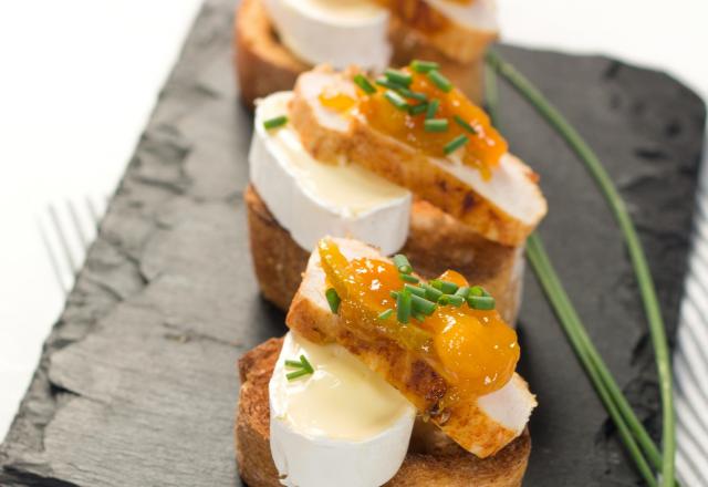 Bruschetta de poulet fumé, chutney de mangues et En Cas de Caprice