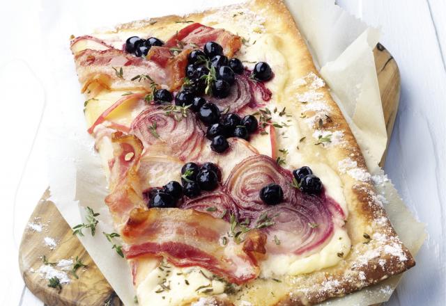 Tarte flambée avec des  myrtilles sauvages