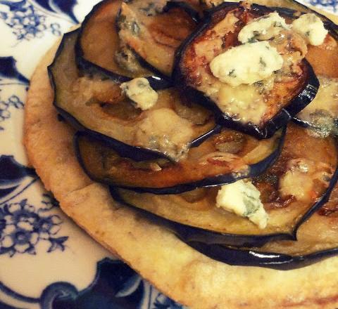 Tarte fine à l'origan, aux aubergines et au roquefort