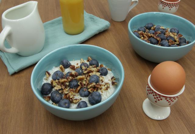 Porridge aux perles du Japon, lait d'amande, noix de pecan et myrtilles