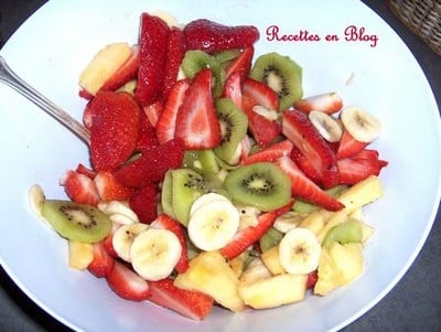 Salade de fruits kiwis, bananes, fraises, ananas