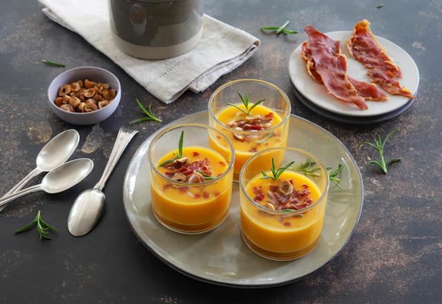 Verrines de velouté de butternut au jambon croustillant