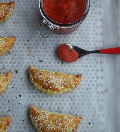 Chaussons à la viande épicée, sauce tomate piquante