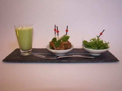 Velouté de courgette à la féta, petites bouchées de bœuf à la menthe et graines de sésame