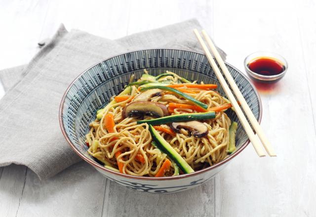 Wok de nouilles sautées aux légumes et champignons