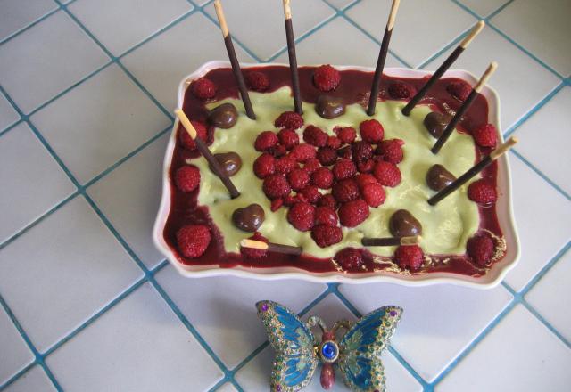 Tiramisu au thé Matcha, framboises, mikados et petits cœurs