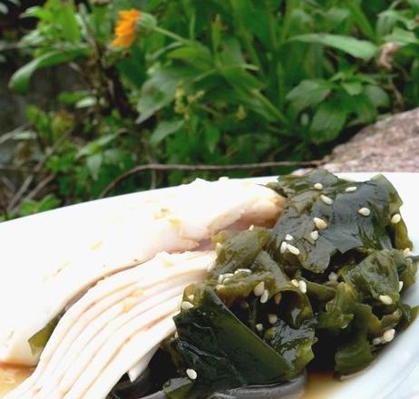 Raie pochée, condiment wakamé-sésame, tagliatelle à l'encre de seiche