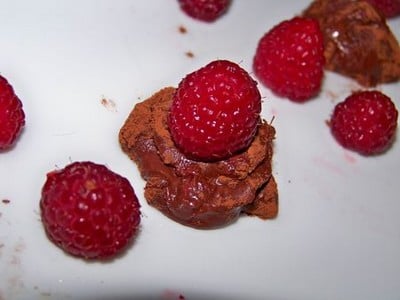 Truffes au chocolat aux framboises et à la rose