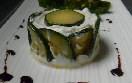 Timbale de tartare de saumon & concombres sauce moutarde à l'ancienne.