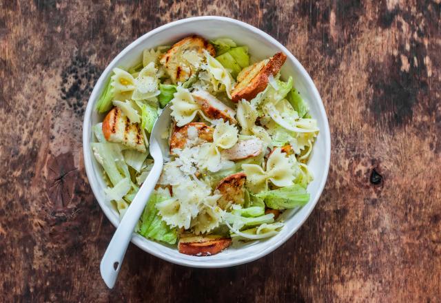 Rapide et saine : une diététicienne partage sa recette facile de salade de pâtes façon César