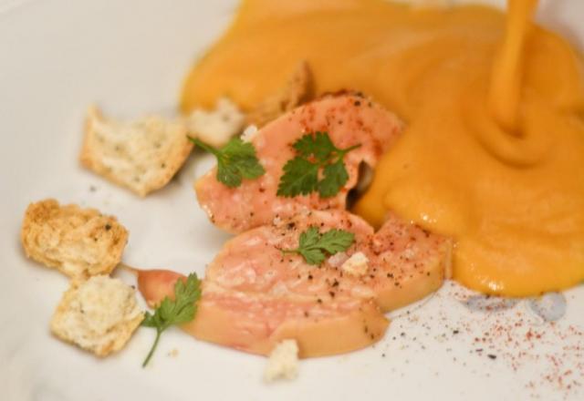 Escalopes de foie gras du Gers cru cuit dans un velouté de potiron