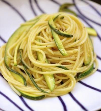 Spaghettis au citron, courgettes et pignons grillés