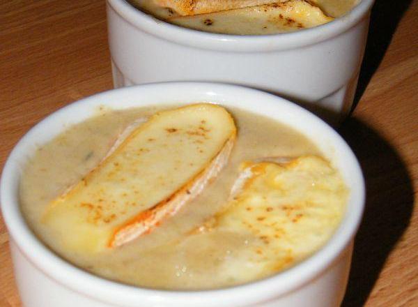 Velouté de poireaux et de pommes de terre au Saint-Nectaire