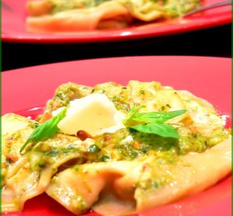 Ravioles de chèvres, tomates confites et pesto