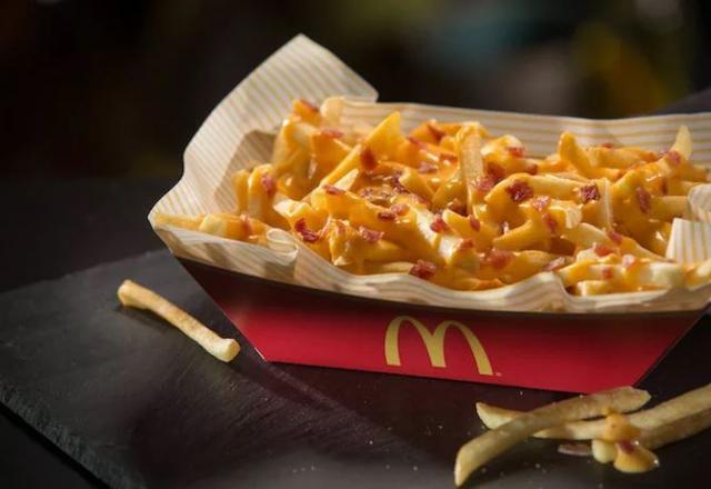 McDo met une couche de cheddar et de bacon sur ses frites