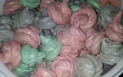 Meringues multicolores