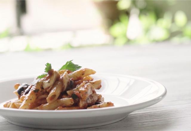 Penne Rigate à la sauce Arrabiata, morue et olives noires