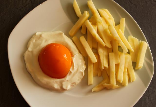 Œuf sur le plat avec frites mais sucré