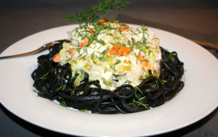 Linguini al nero di seppia aux saint jacques et fondue de poireaux