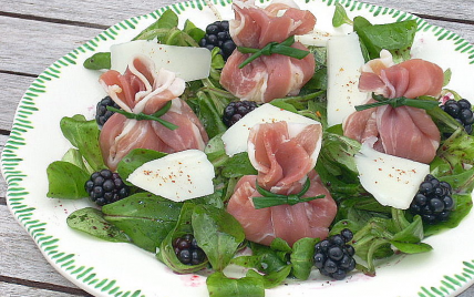 Aumônières de Jambon de Bayonne aux poires et pur brebis des Pyrénées, vinaigrette de mûres.