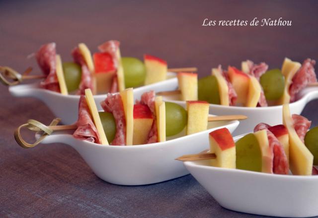 Brochettes de fruits, fromage et salami