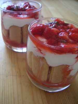 Verrine façon charlotte aux fraises