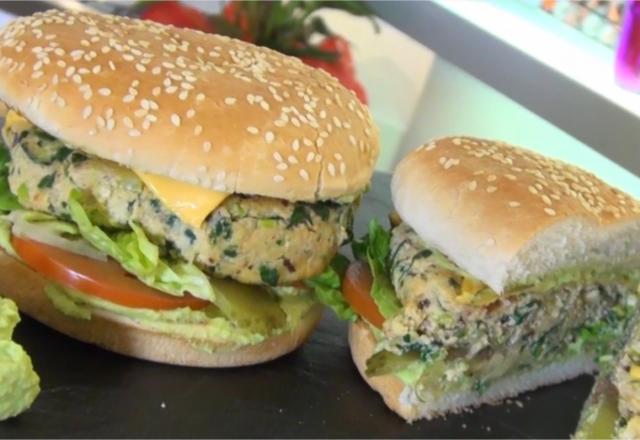 Burger végétarien à l'avocat et sucrine